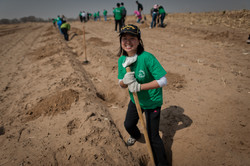 志愿者在挖坑 Volunteers digging